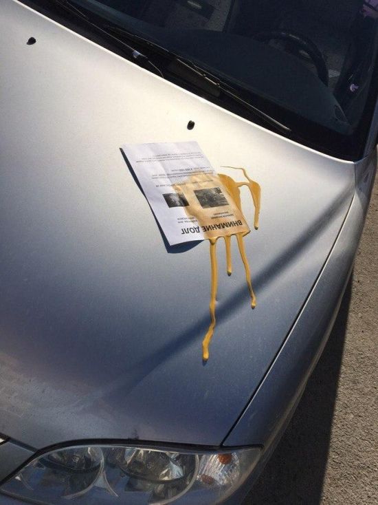 В Тюмени коллекторы облили краской случайные автомобили во дворе должника