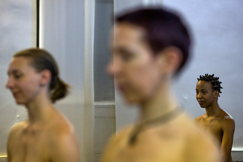 Как проходят занятия по «голой» йоге