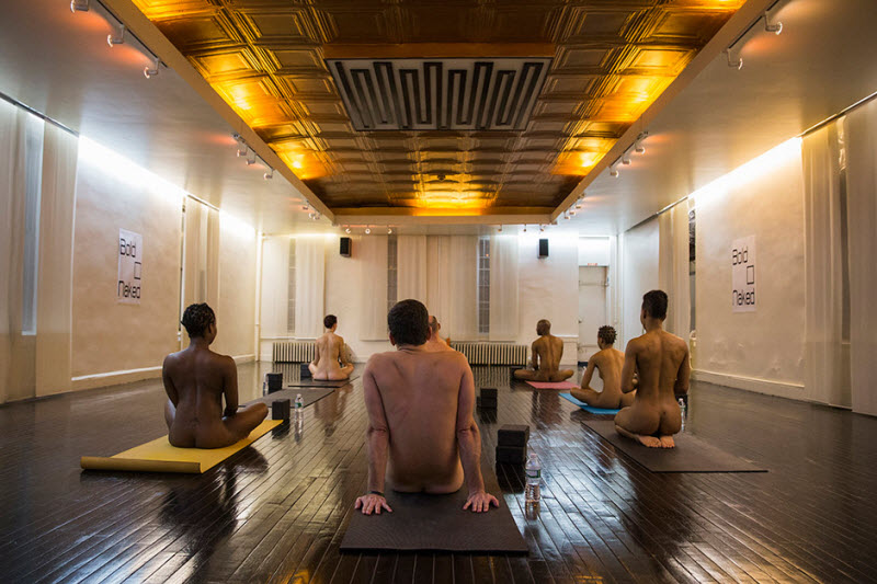 Как проходят занятия по «голой» йоге