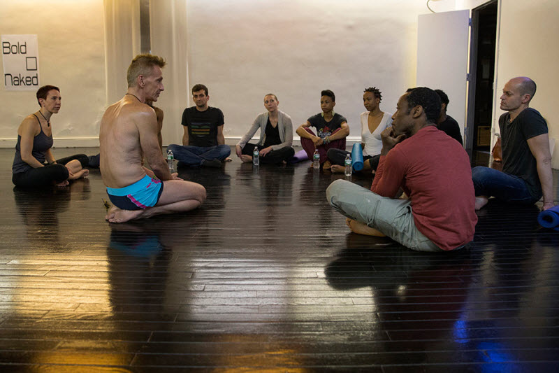 Как проходят занятия по «голой» йоге