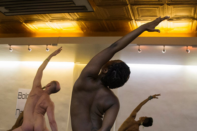 Как проходят занятия по «голой» йоге