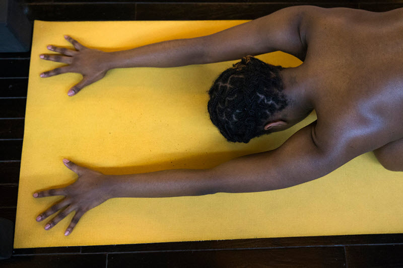 Как проходят занятия по «голой» йоге