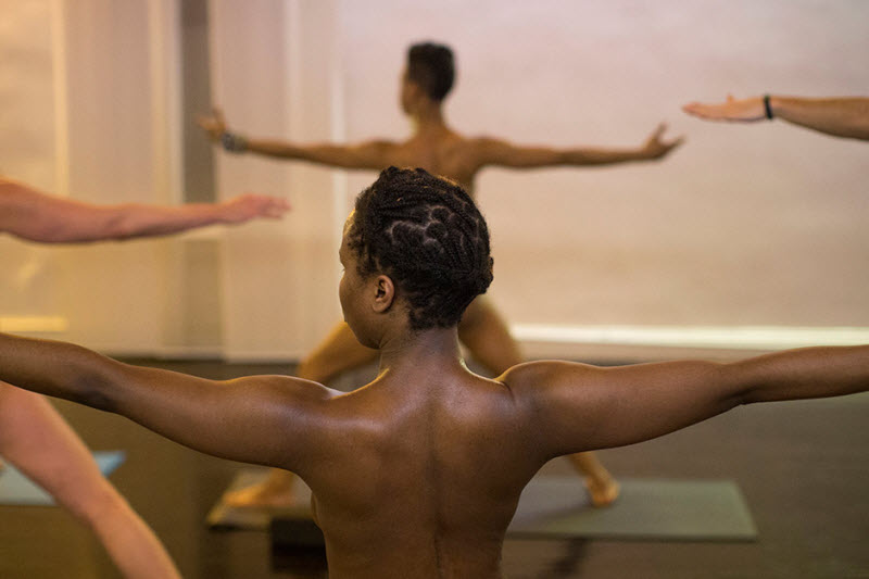 Как проходят занятия по «голой» йоге