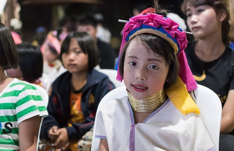 Женщины-жирафы Таиланда по-прежнему цепляют на шею кольца