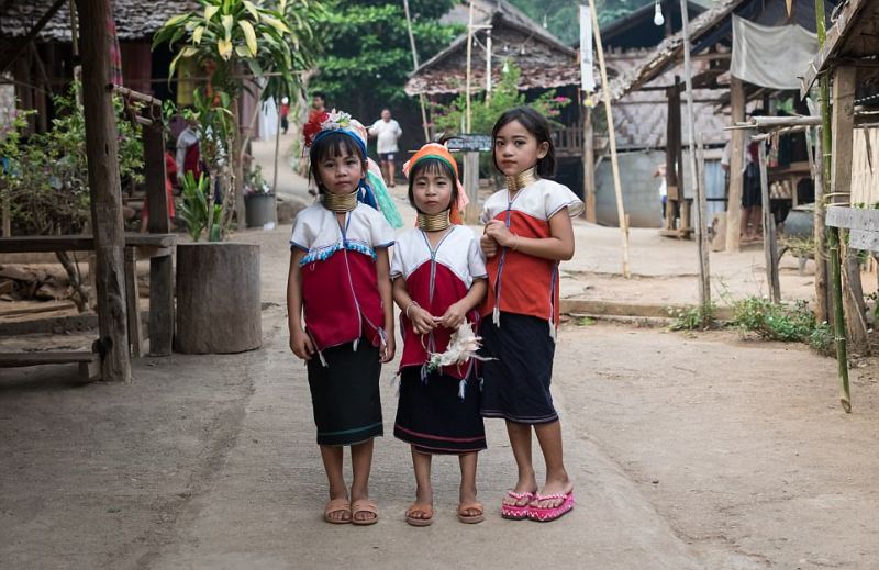 Женщины-жирафы Таиланда по-прежнему цепляют на шею кольца