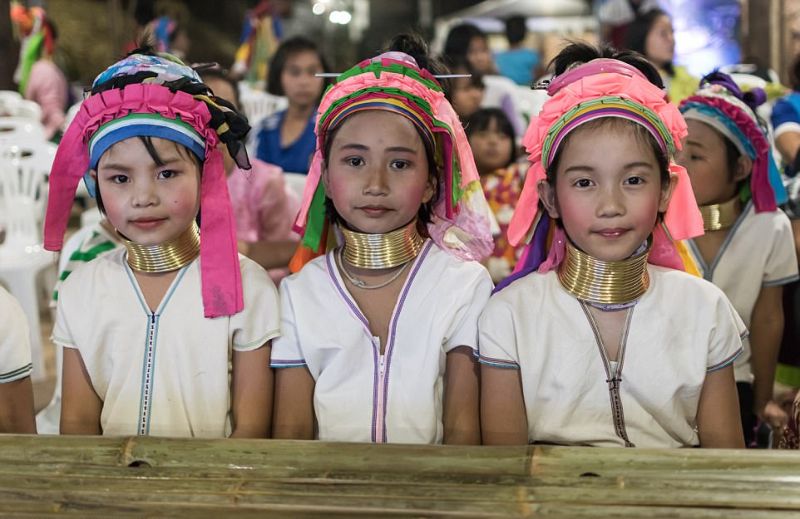 Женщины-жирафы Таиланда по-прежнему цепляют на шею кольца