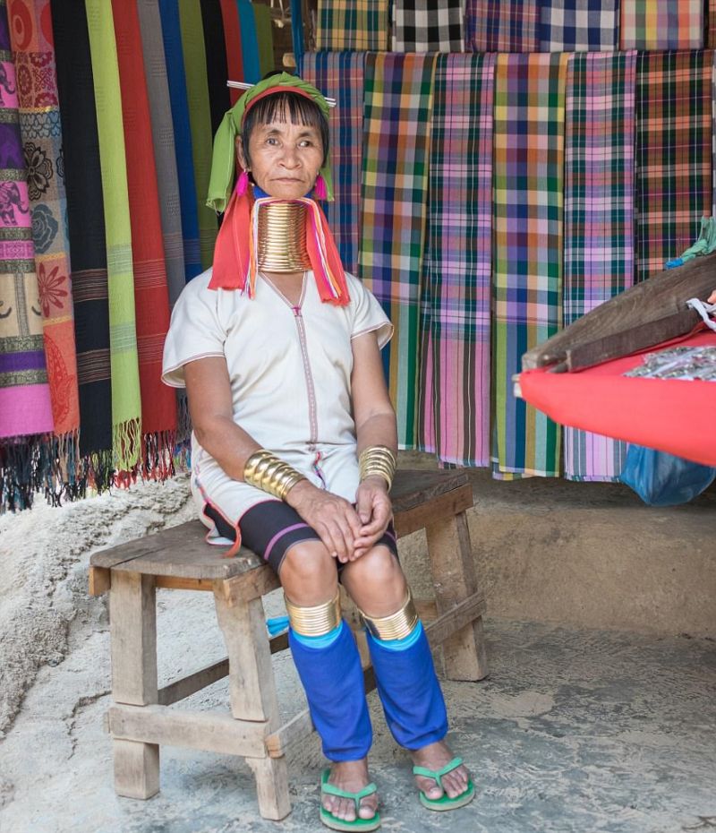 Женщины-жирафы Таиланда по-прежнему цепляют на шею кольца