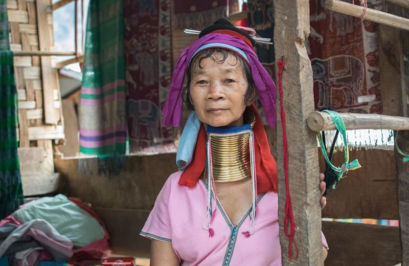 Женщины-жирафы Таиланда по-прежнему цепляют на шею кольца