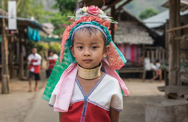 Женщины-жирафы Таиланда по-прежнему цепляют на шею кольца