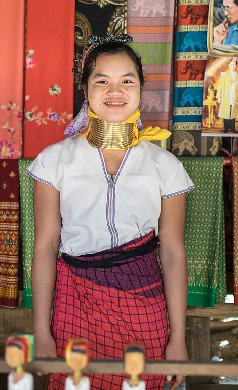 Женщины-жирафы Таиланда по-прежнему цепляют на шею кольца