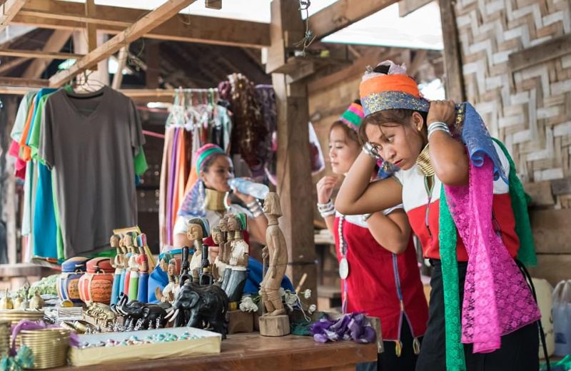 Женщины-жирафы Таиланда по-прежнему цепляют на шею кольца