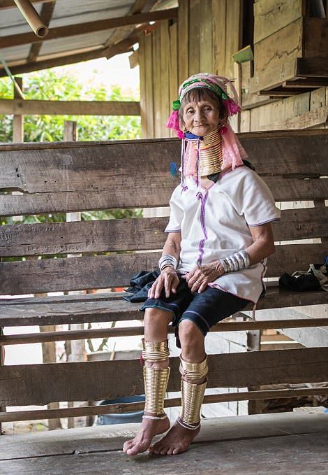 Женщины-жирафы Таиланда по-прежнему цепляют на шею кольца