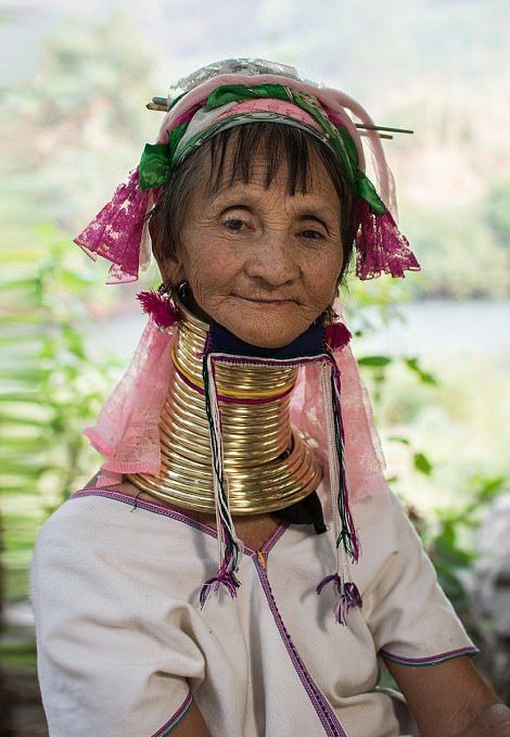 Женщины-жирафы Таиланда по-прежнему цепляют на шею кольца