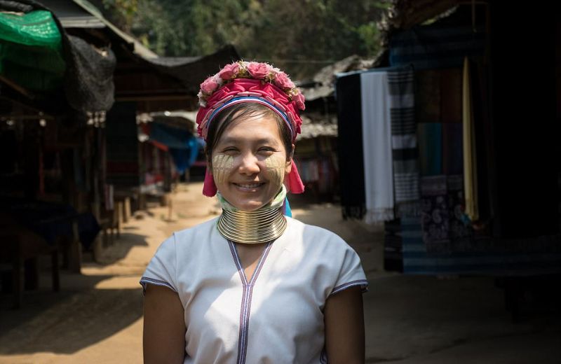 Женщины-жирафы Таиланда по-прежнему цепляют на шею кольца