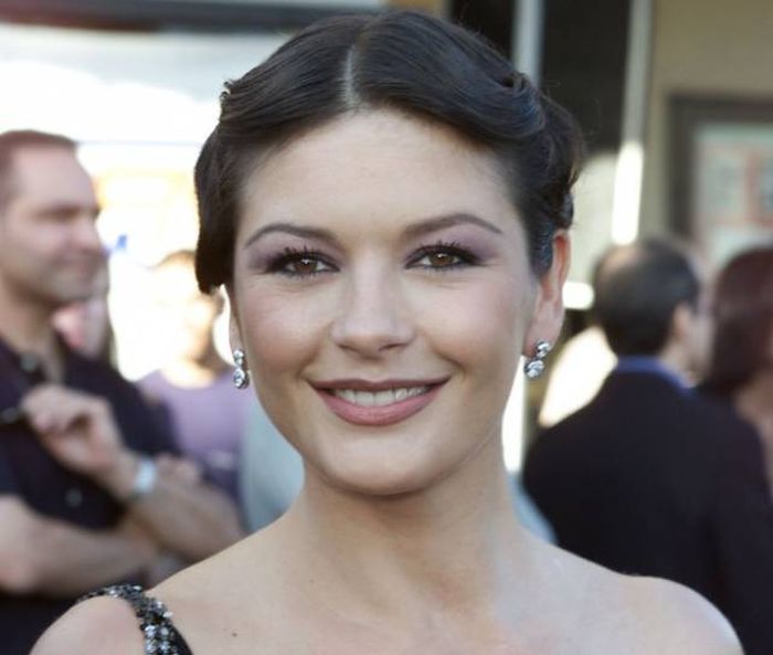 Джулия Робертс стала самой красивой женщиной года по версии журнала People