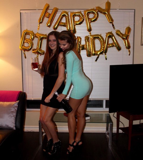 Девушки в обтягивающих платьях