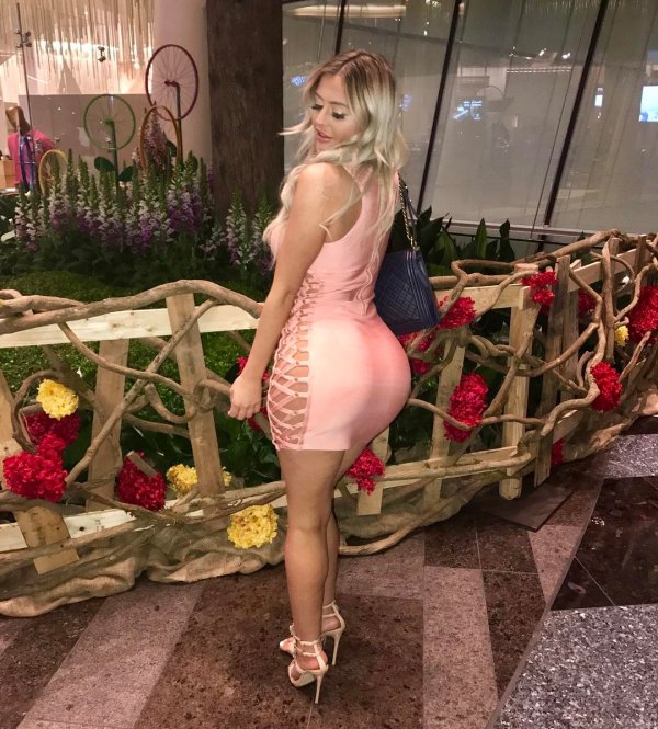 Девушки в обтягивающих платьях