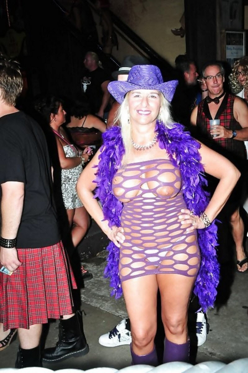 Старушки хулиганят: откровенные снимки зрелых дам