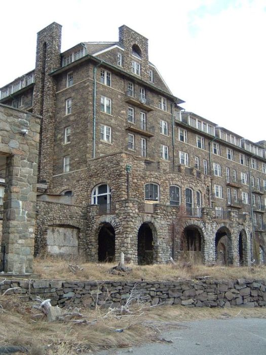 Любопытные фото заброшенных мест