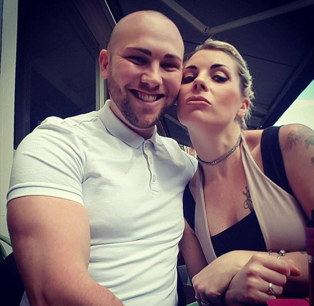 Мать троих детей бросила работу в полиции и стала стриптизершей