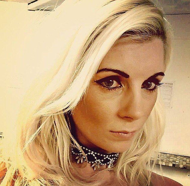 Мать троих детей бросила работу в полиции и стала стриптизершей