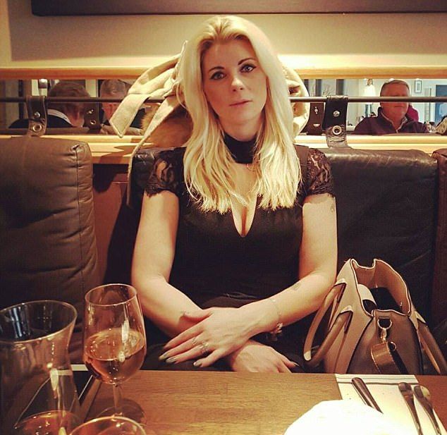 Мать троих детей бросила работу в полиции и стала стриптизершей