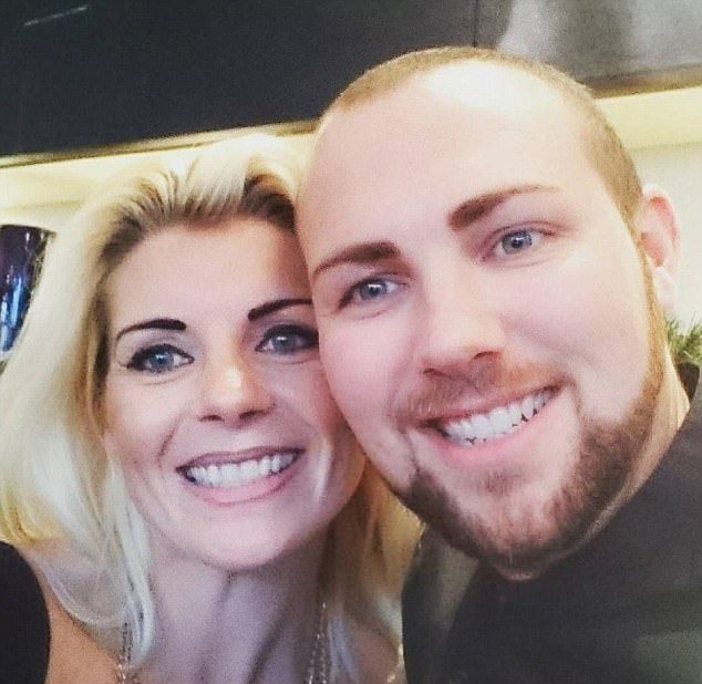 Мать троих детей бросила работу в полиции и стала стриптизершей