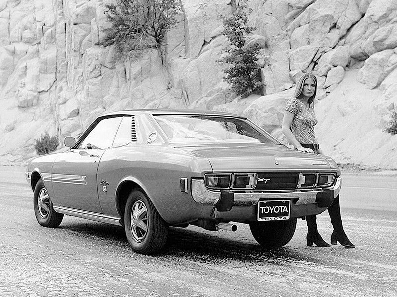 Ретро-привет: девушки и авто