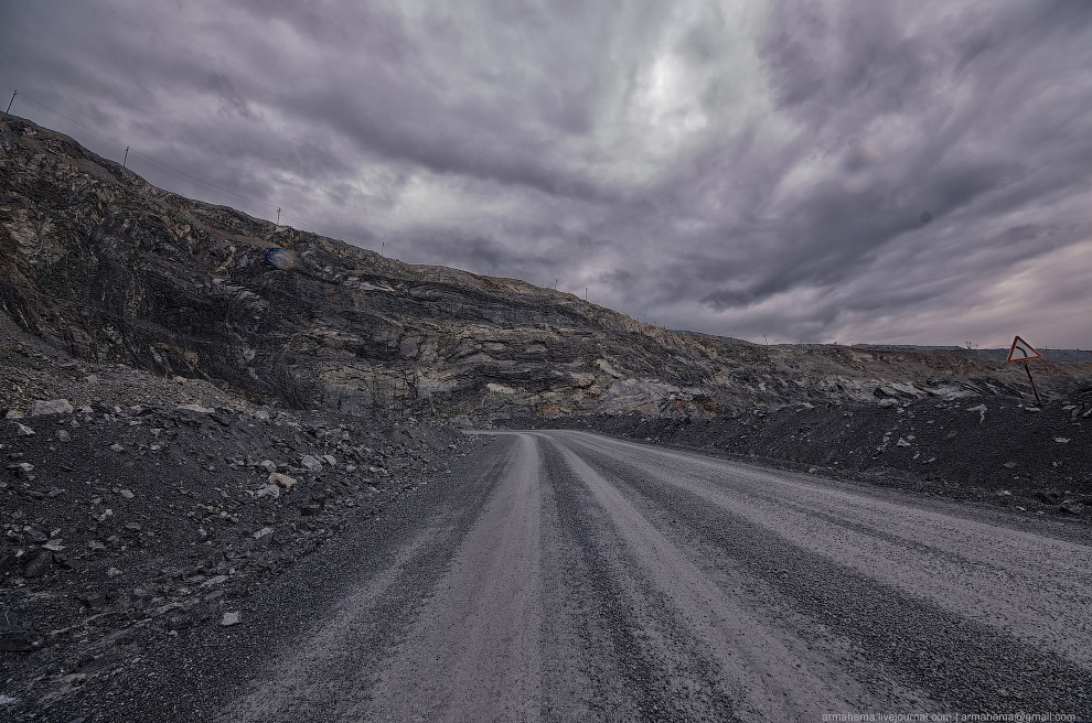 300 метров под землей 300 метров под землей