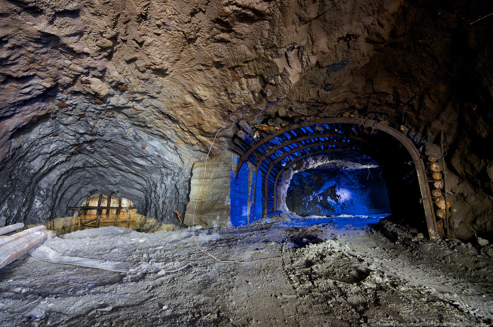 300 метров под землей 300 метров под землей