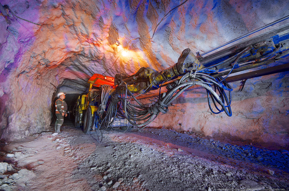 300 метров под землей 300 метров под землей