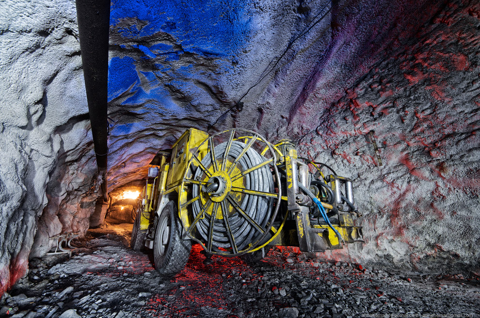 300 метров под землей 300 метров под землей