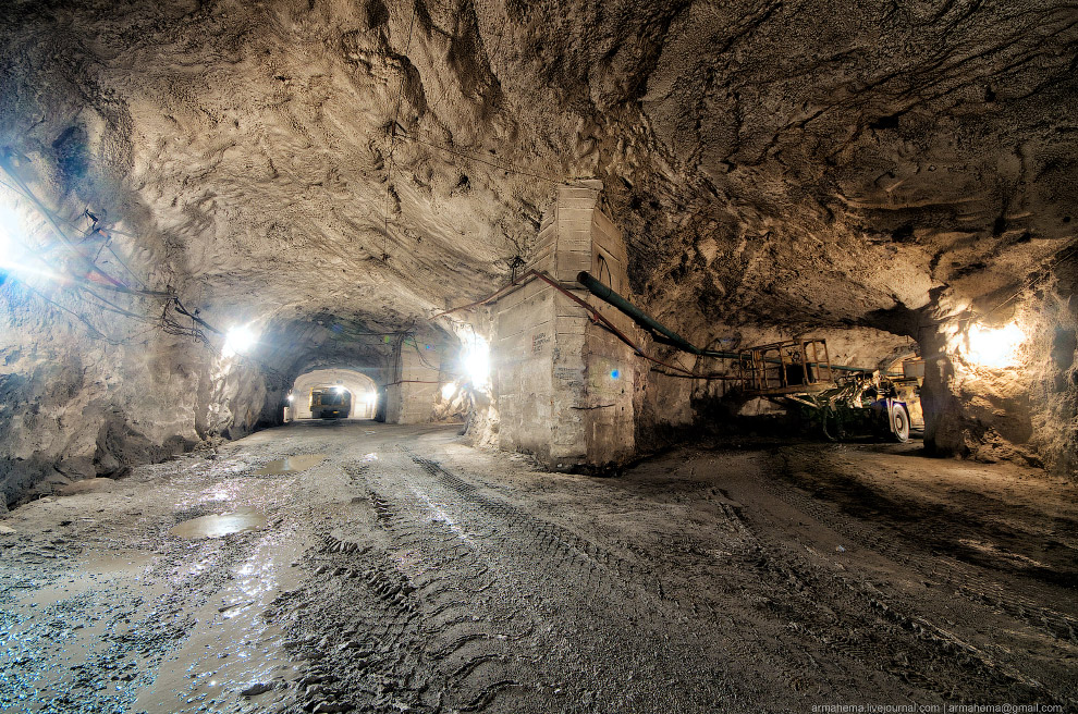 300 метров под землей 300 метров под землей