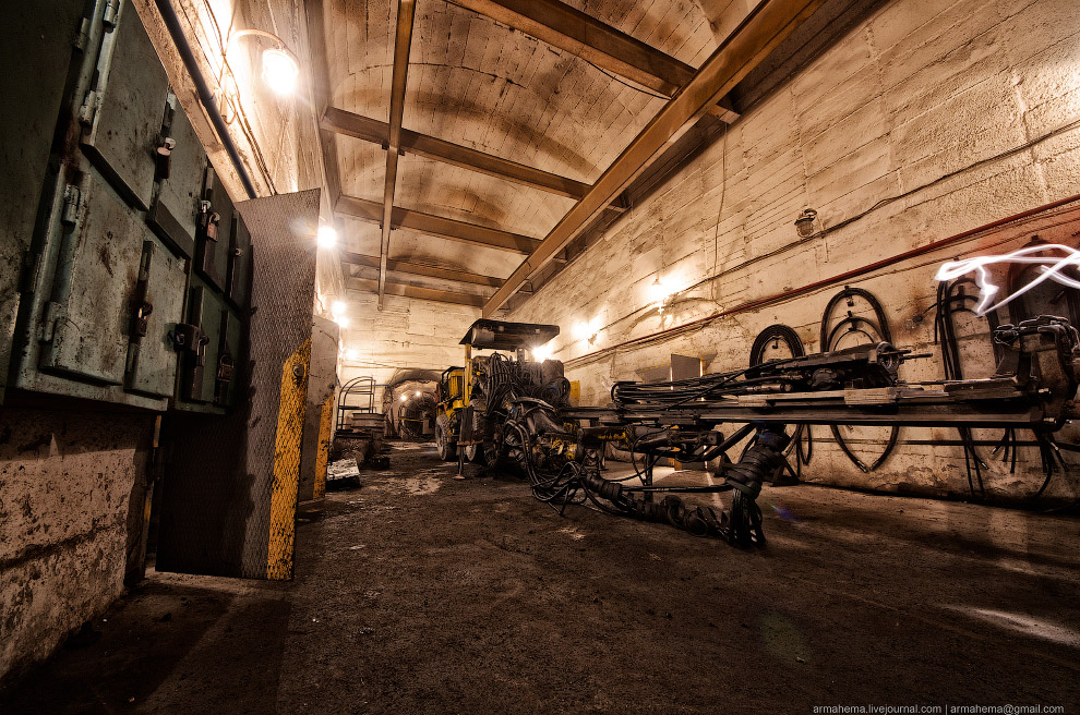 300 метров под землей 300 метров под землей