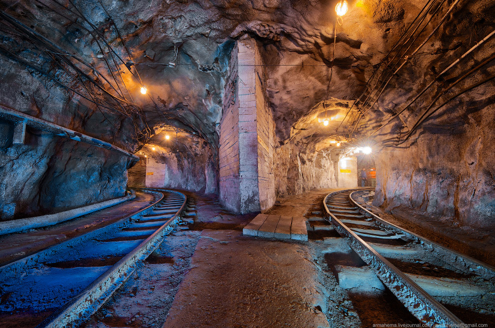 300 метров под землей 300 метров под землей