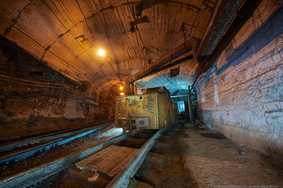 300 метров под землей 300 метров под землей