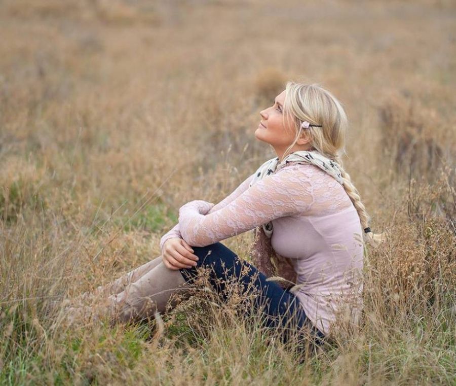 Красивые девушки на природе (36 фото)