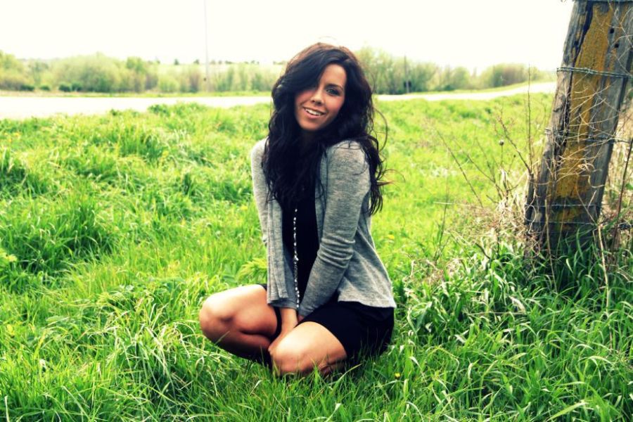 Красивые девушки на природе (36 фото)