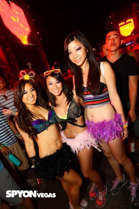 Девушки c Electric Daisy Carnival