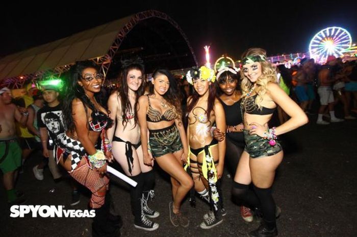 Девушки c Electric Daisy Carnival