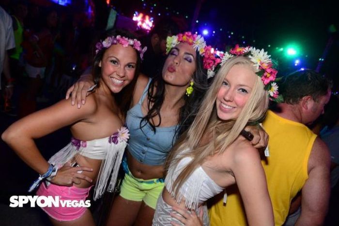 Девушки c Electric Daisy Carnival