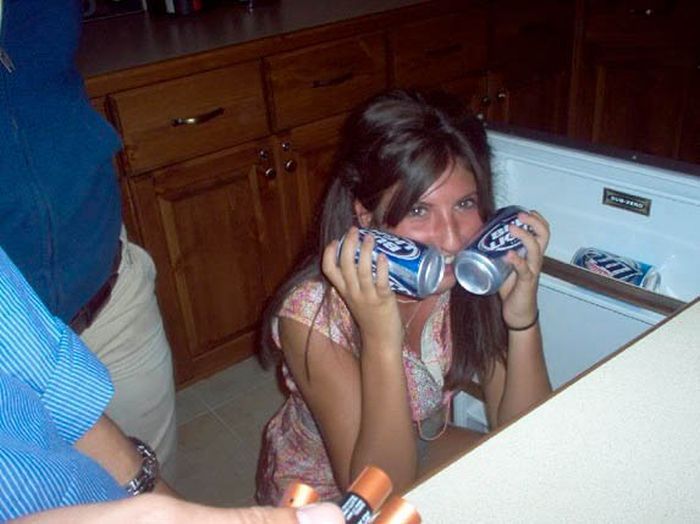 Девушки у холодильника