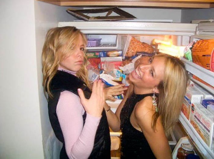 Девушки у холодильника