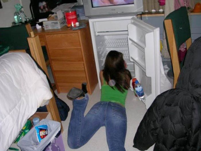 Девушки у холодильника