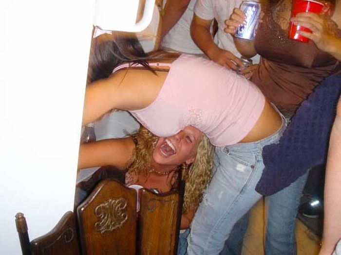 Девушки у холодильника