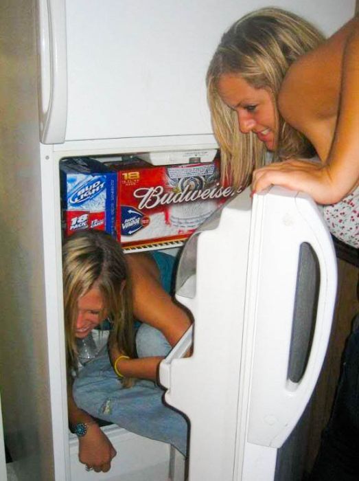 Девушки у холодильника