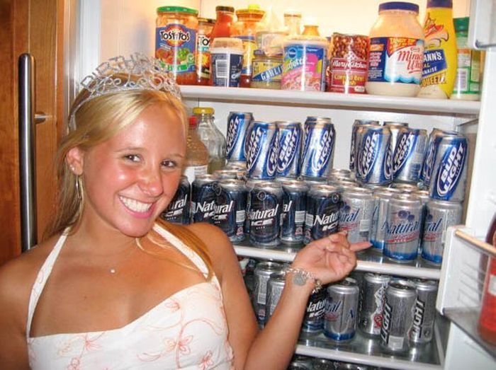 Девушки у холодильника