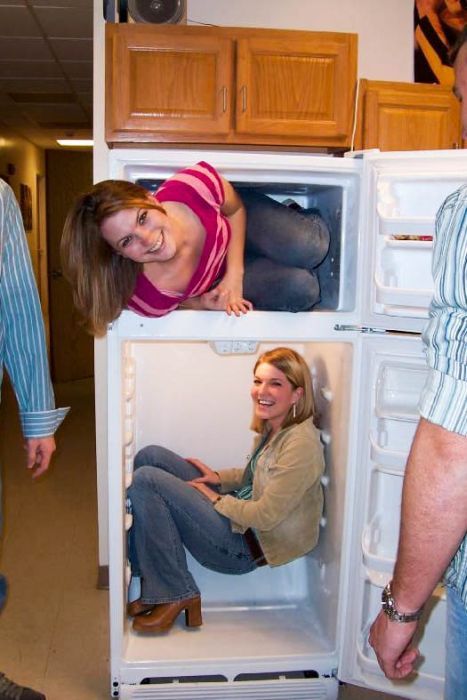 Девушки у холодильника