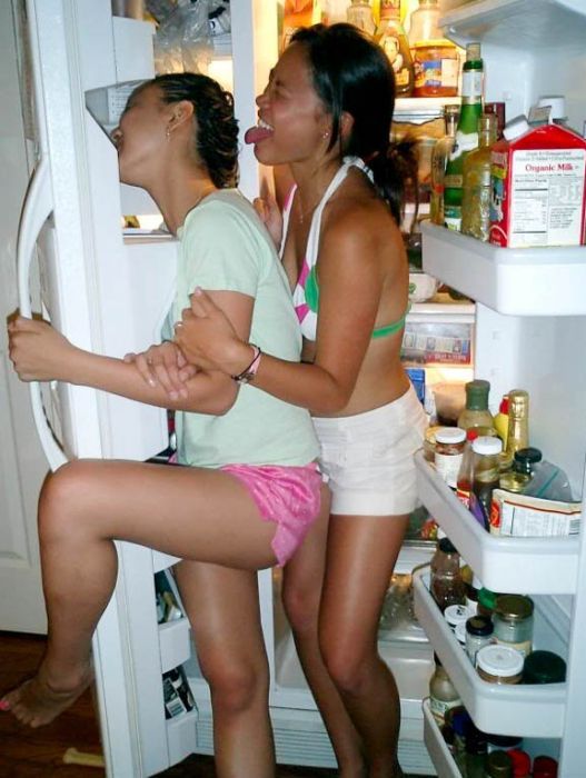 Девушки у холодильника