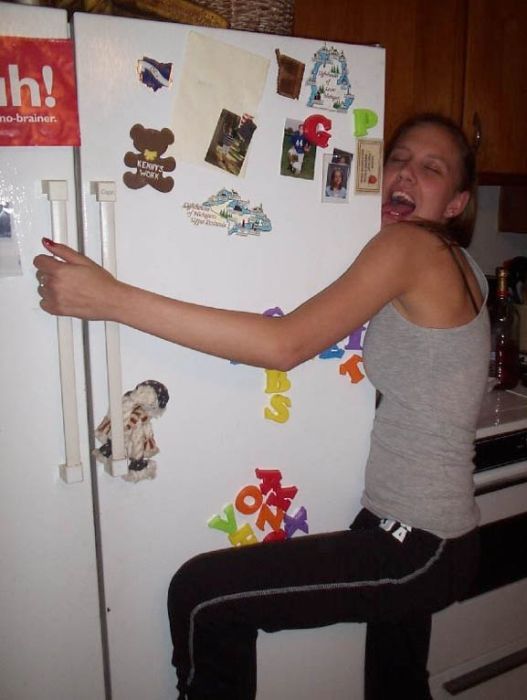 Девушки у холодильника